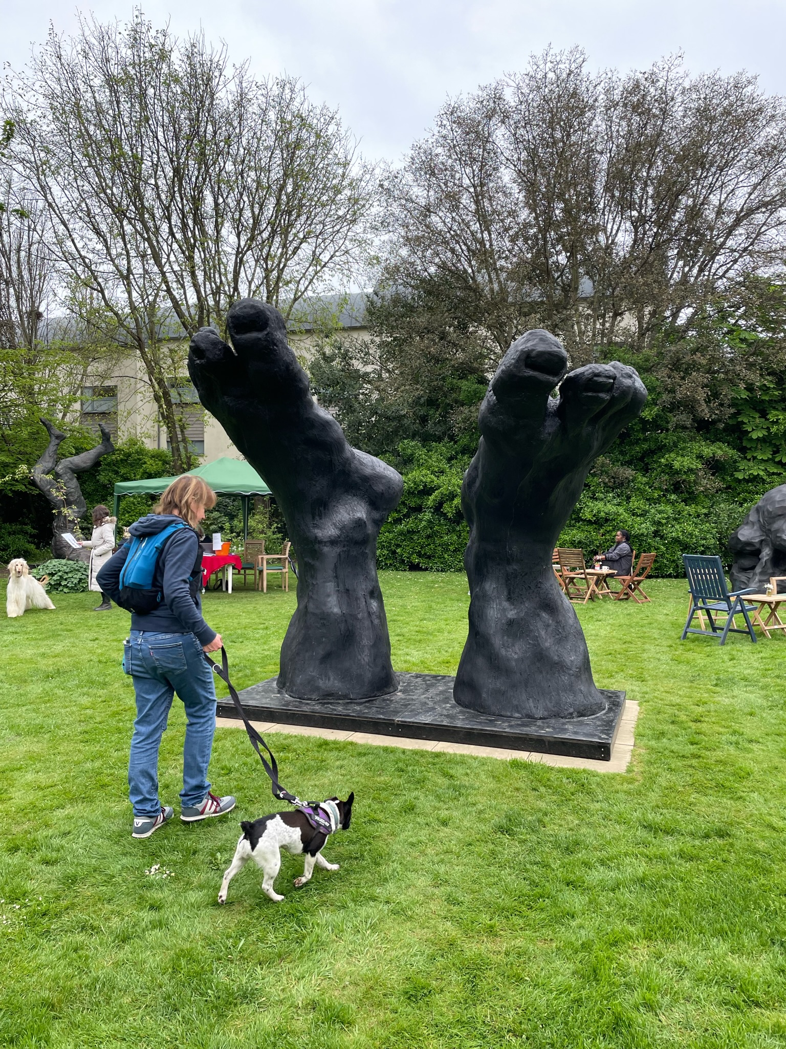 These sculptures seem big. Or my humans are small 🤷🏻‍♀️